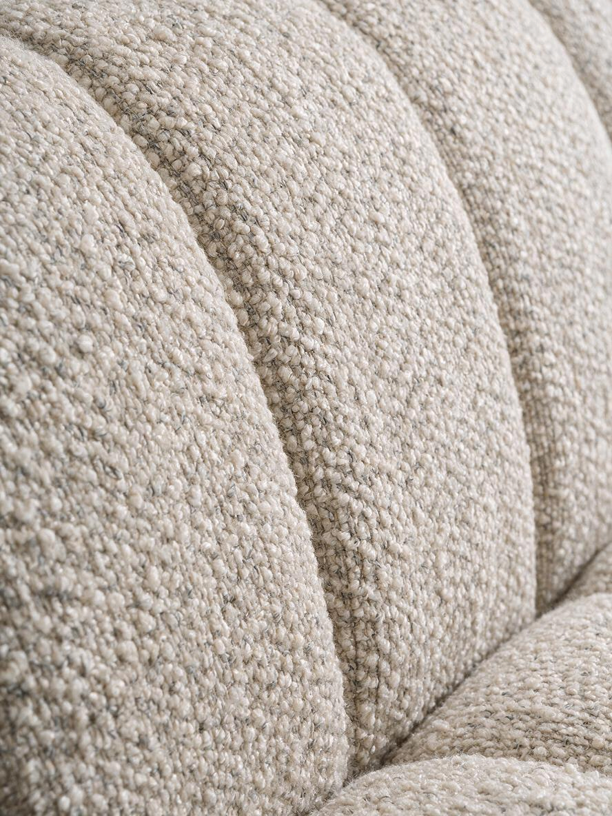 Gros plan sur le tissu texturé beige du sofa sectionnel Caleb de TOCO Meubles au design contemporain et épuré
