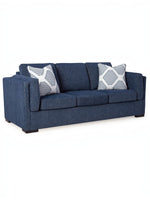 Sofa Evan bleu marine en tissu par TOCO Meubles avec deux coussins décoratifs à motifs géométriques blancs