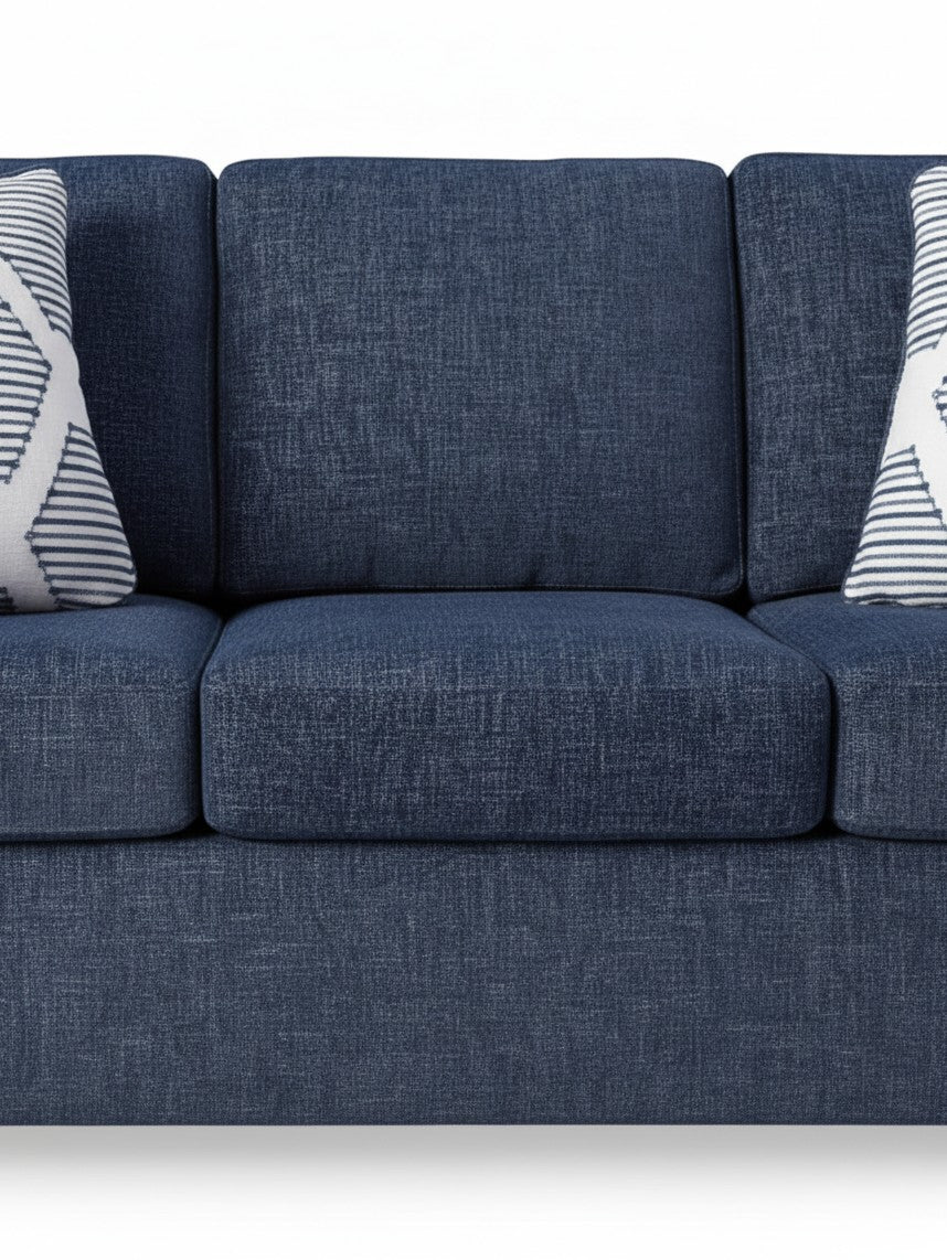 Sofa Evan bleu marine en tissu texturé avec coussins décoratifs à motifs géométriques par TOCO Meubles