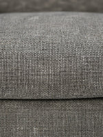 Gros plan sur le tissu texturé gris granit du canapé Faro de TOCO Meubles