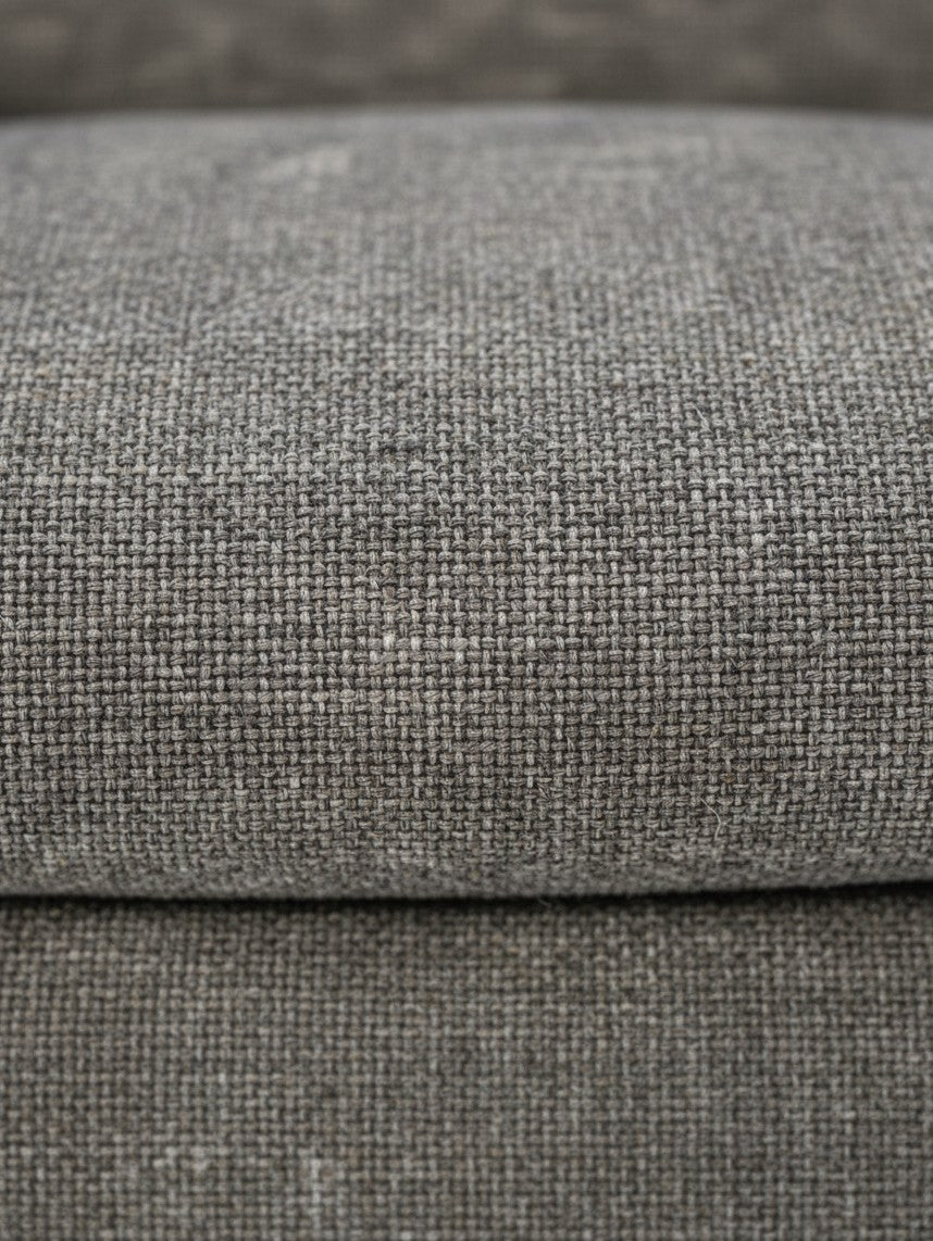 Gros plan sur le tissu texturé gris granit du canapé Faro de TOCO Meubles