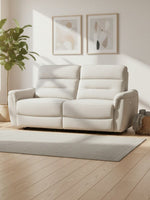 Sofa inclinable Hudson de TOCO Meubles en tissu beige clair dans un salon lumineux et moderne