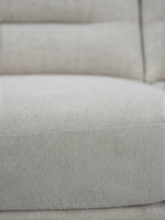 Gros plan sur le tissu texturé beige du sofa inclinable Hudson de TOCO Meubles