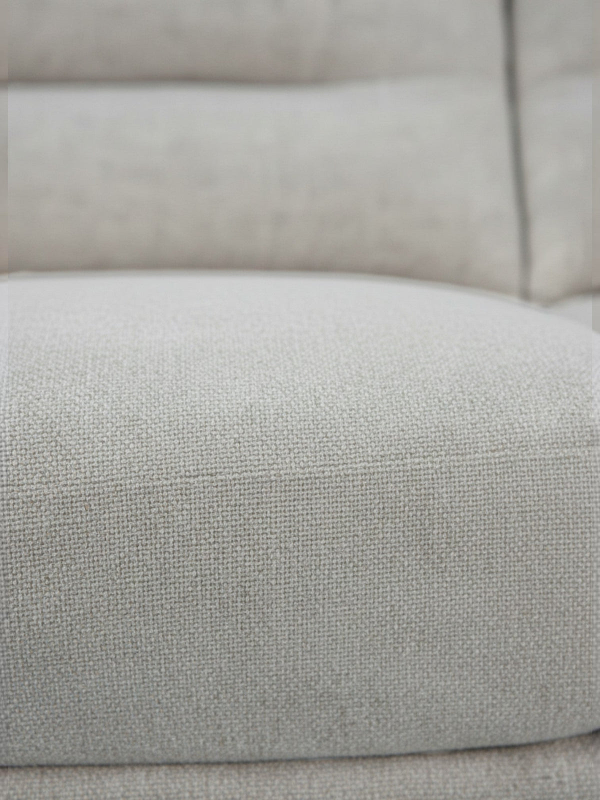 Gros plan sur le tissu texturé beige du sofa inclinable Hudson de TOCO Meubles