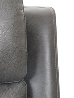 Gros plan sur le revêtement en cuir gris foncé du sofa inclinable Lewis de TOCO Meubles avec coutures apparentes