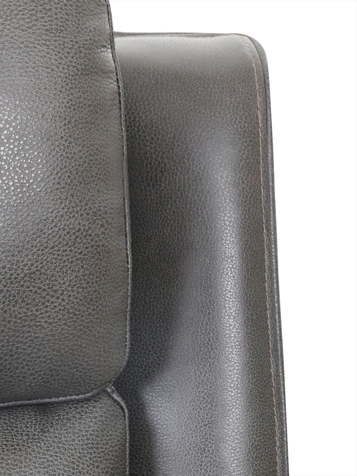 Gros plan sur le revêtement en cuir gris foncé du sofa inclinable Lewis de TOCO Meubles avec coutures apparentes