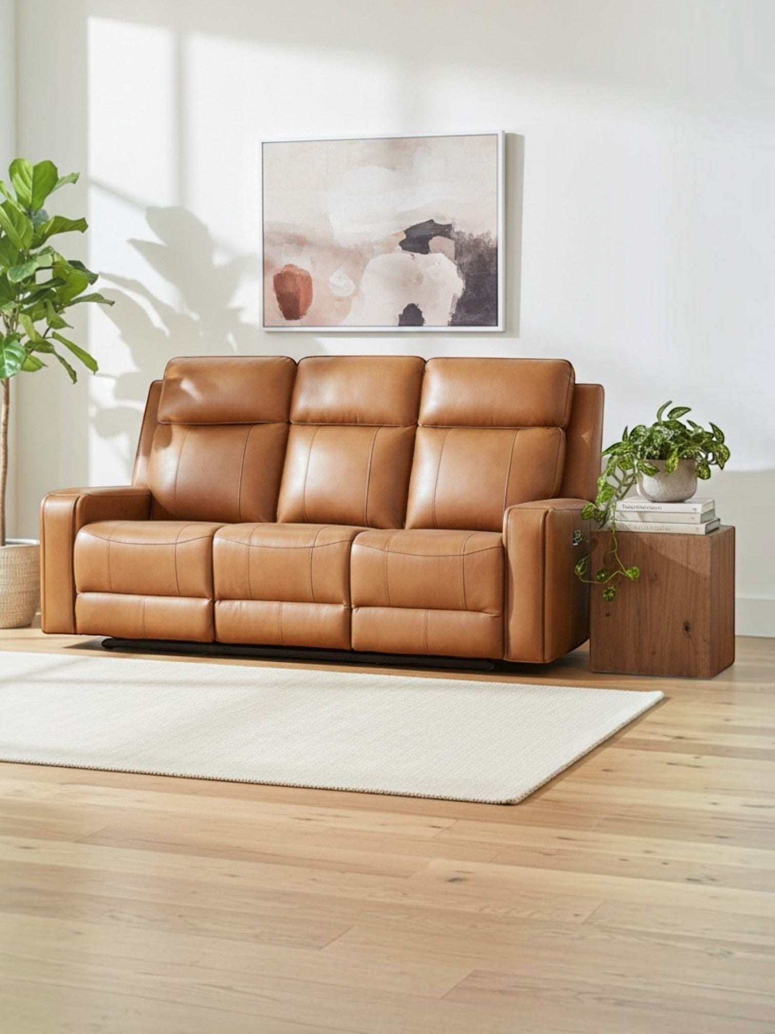 Sofa inclinable Miles de TOCO Meubles en cuir marron clair dans un salon moderne et lumineux
