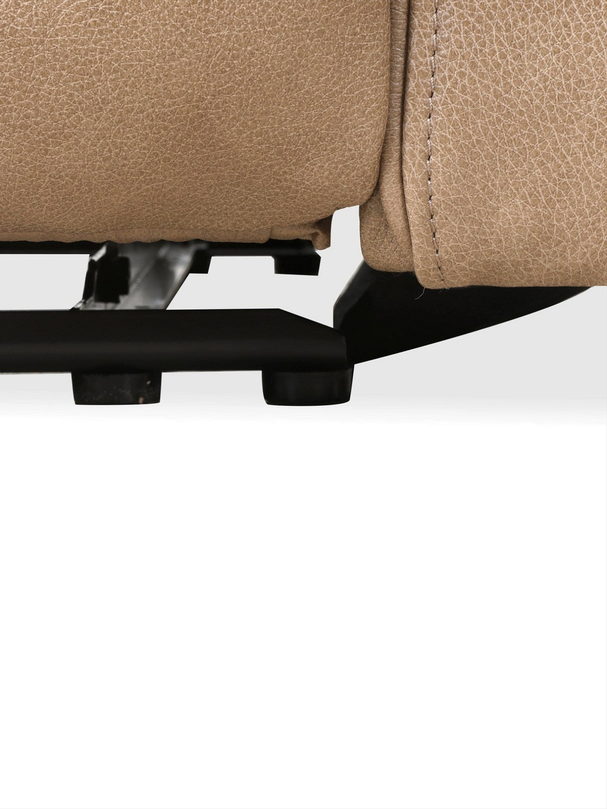Gros plan sur le mécanisme inclinable électrique noir du sofa TOCO Meubles Lewis en cuir taupe texturé