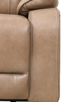 Gros plan sur l'accoudoir rembourré en cuir taupe du sofa inclinable Lewis de TOCO Meubles avec coutures détaillées