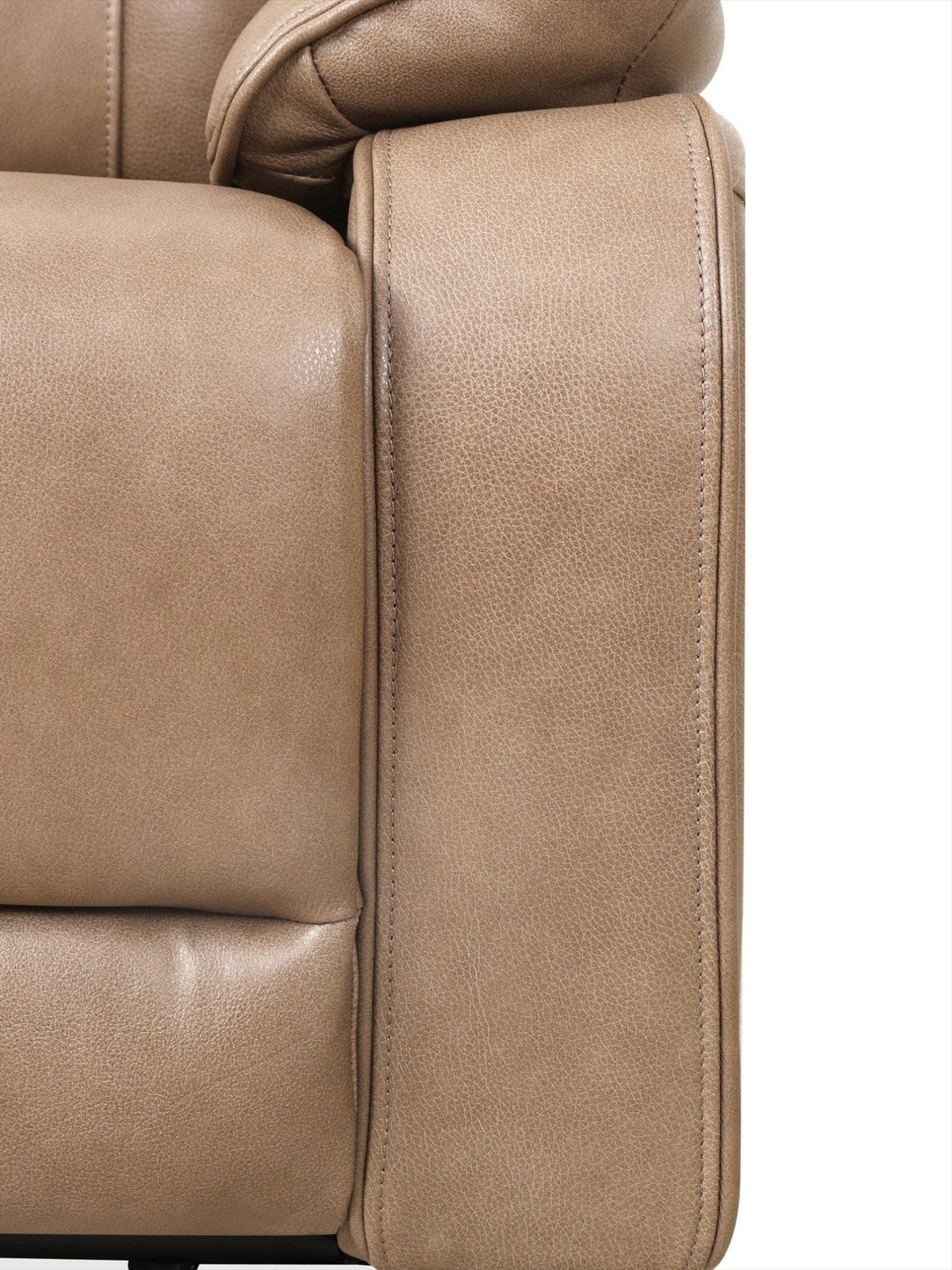Gros plan sur l'accoudoir rembourré en cuir taupe du sofa inclinable Lewis de TOCO Meubles avec coutures détaillées