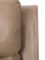 Gros plan sur le revêtement en cuir taupe du sofa inclinable Lewis de TOCO Meubles avec coutures détaillées
