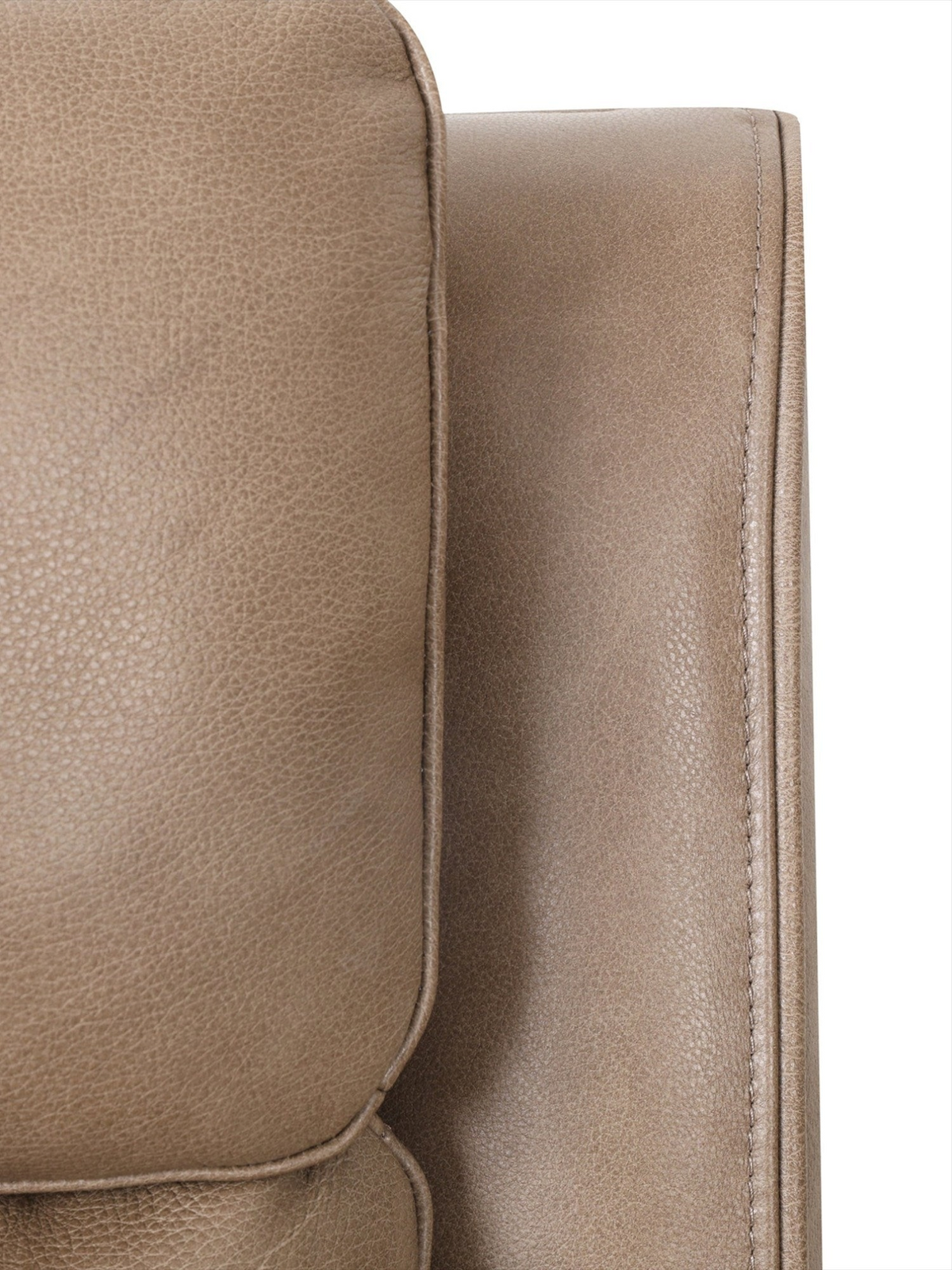 Gros plan sur le revêtement en cuir taupe du sofa inclinable Lewis de TOCO Meubles avec coutures détaillées