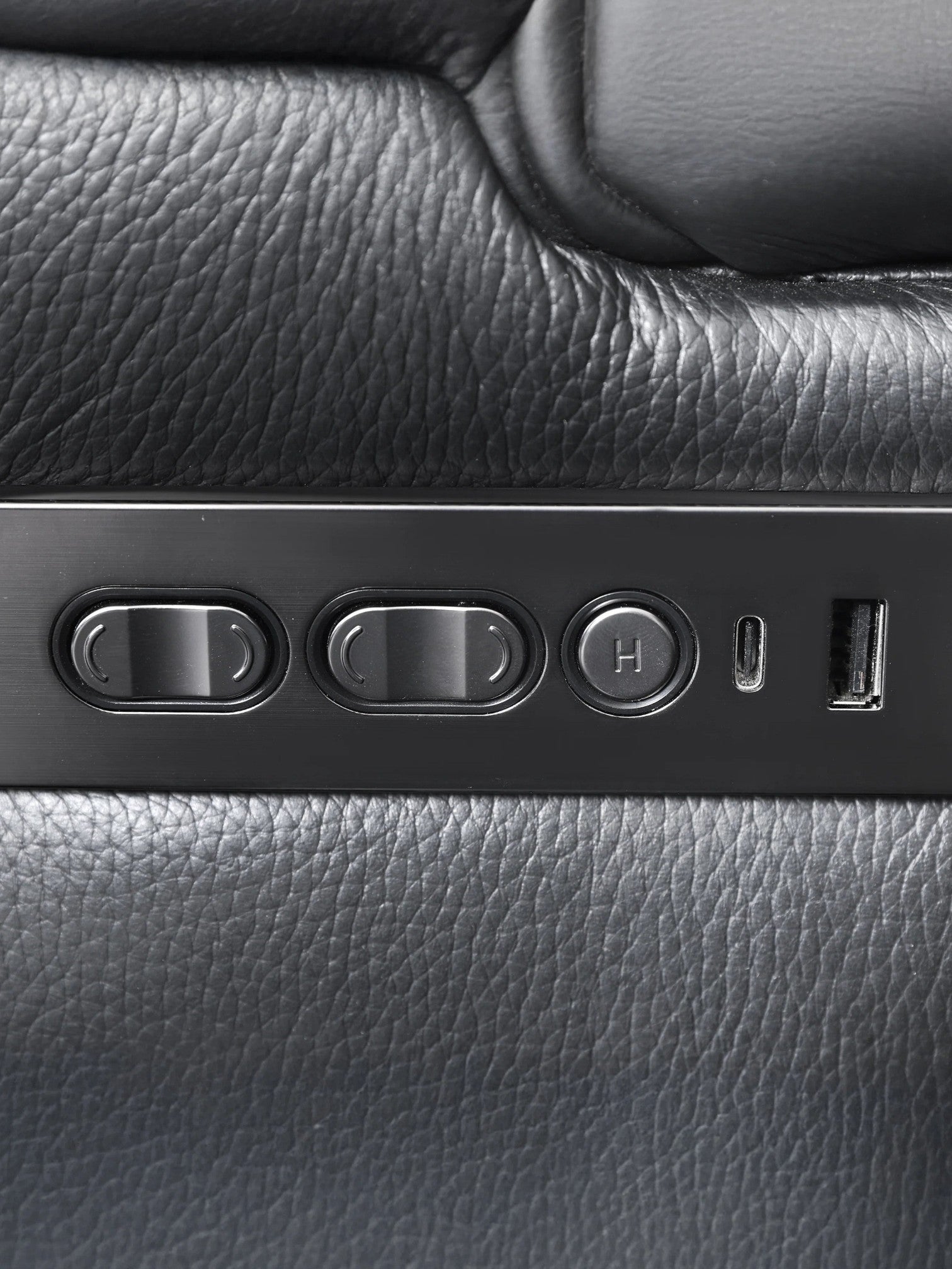 TOCO Meubles Warren sofa inclinable noir en cuir avec commandes intégrées et port USB.