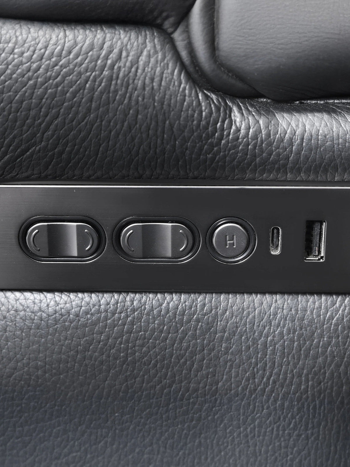 TOCO Meubles Warren sofa inclinable noir en cuir avec commandes intégrées et port USB.
