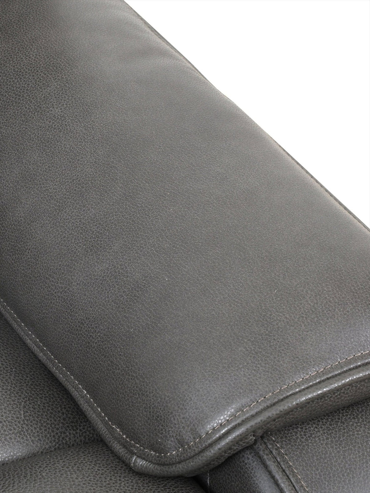 Gros plan sur le revêtement en cuir gris foncé texturé de l'accoudoir du sofa inclinable Lewis de TOCO Meubles