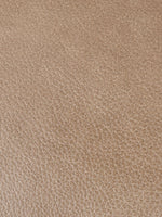 Gros plan sur le revêtement en cuir taupe texturé du sofa inclinable Lewis de TOCO Meubles