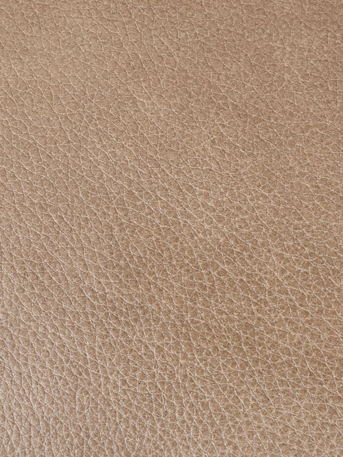 Gros plan sur le revêtement en cuir taupe texturé du sofa inclinable Lewis de TOCO Meubles