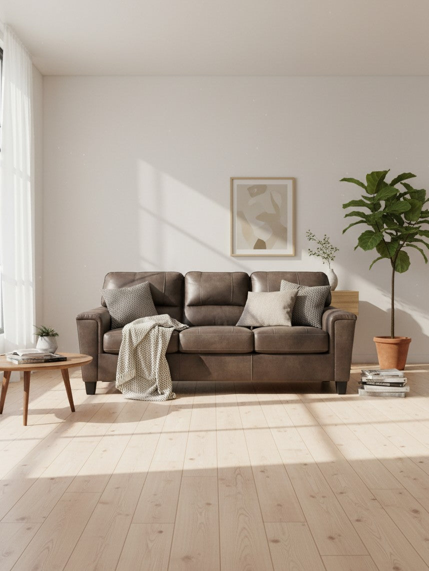 Sofa-lit Kairo de TOCO Meubles en aspect cuir marron avec coussins décoratifs dans un salon lumineux et moderne