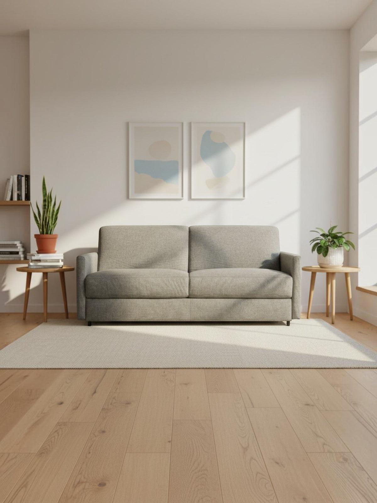 Sofa-lit Omari de TOCO Meubles en tissu gris clair dans un salon moderne et lumineux avec des plantes vertes.
