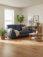Sofa-lit sectionnel Leon bleu marine par TOCO Meubles dans un salon moderne avec parquet en bois clair