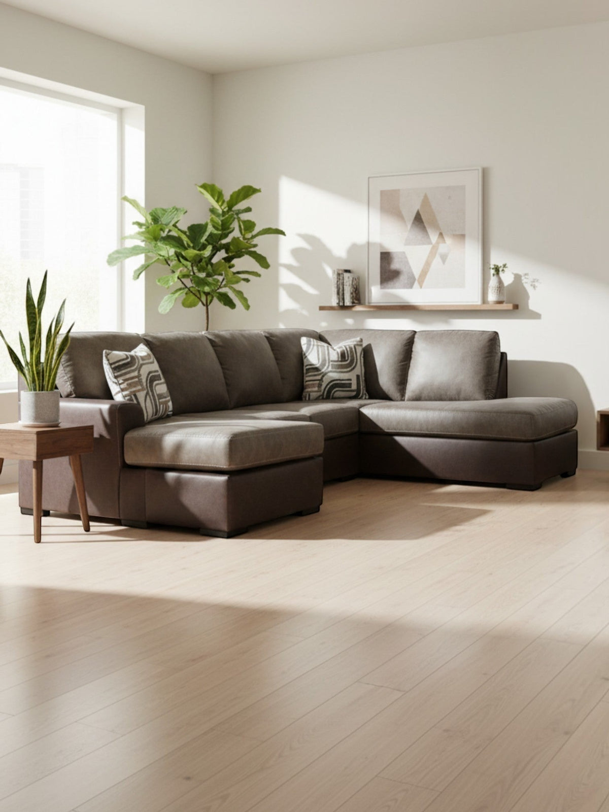 Sofa-lit Zuri de TOCO Meubles en aspect-cuir bicolore gris et brun dans un salon moderne et lumineux.