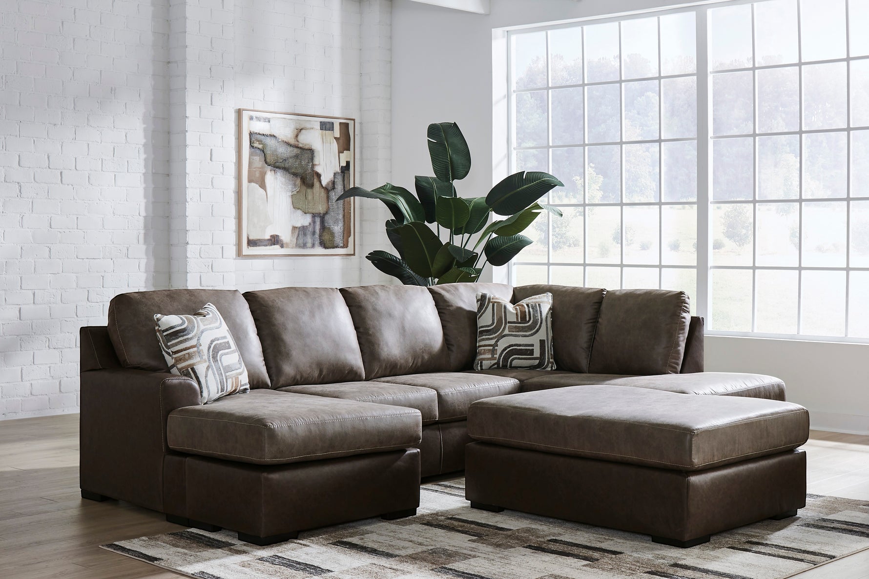 TOCO Meubles Sofa-lit Zuri marron aspect cuir sectionnel avec ottomane et coussins décoratifs.