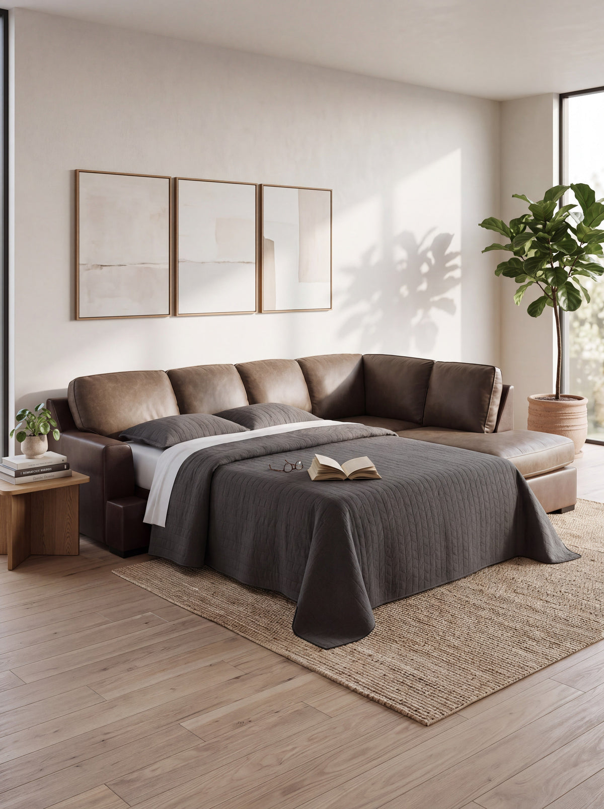 Sofa-lit Zuri de TOCO Meubles en aspect cuir marron avec lit déplié et couette grise dans un salon moderne