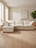 Sofa modulaire Luna de TOCO Meubles en tissu beige avec ottoman, design contemporain dans un salon lumineux