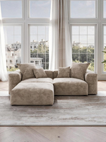 Sofa modulaire Nola de TOCO Meubles en velours côtelé beige avec deux sections et un ottoman dans un salon lumineux