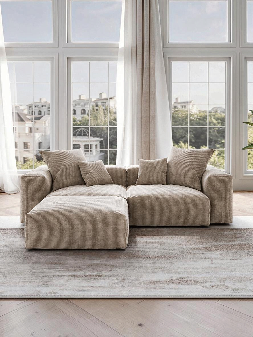 Sofa modulaire Nola de TOCO Meubles en velours côtelé beige avec deux sections et un ottoman dans un salon lumineux