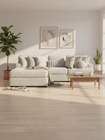 Sofa modulaire beige TOCO Meubles avec chaise longue, coussins moelleux et design contemporain dans un salon lumineux.