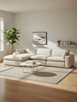 Sofa modulaire Elyza de TOCO Meubles en tissu beige clair, design confortable et spacieux dans un salon moderne.