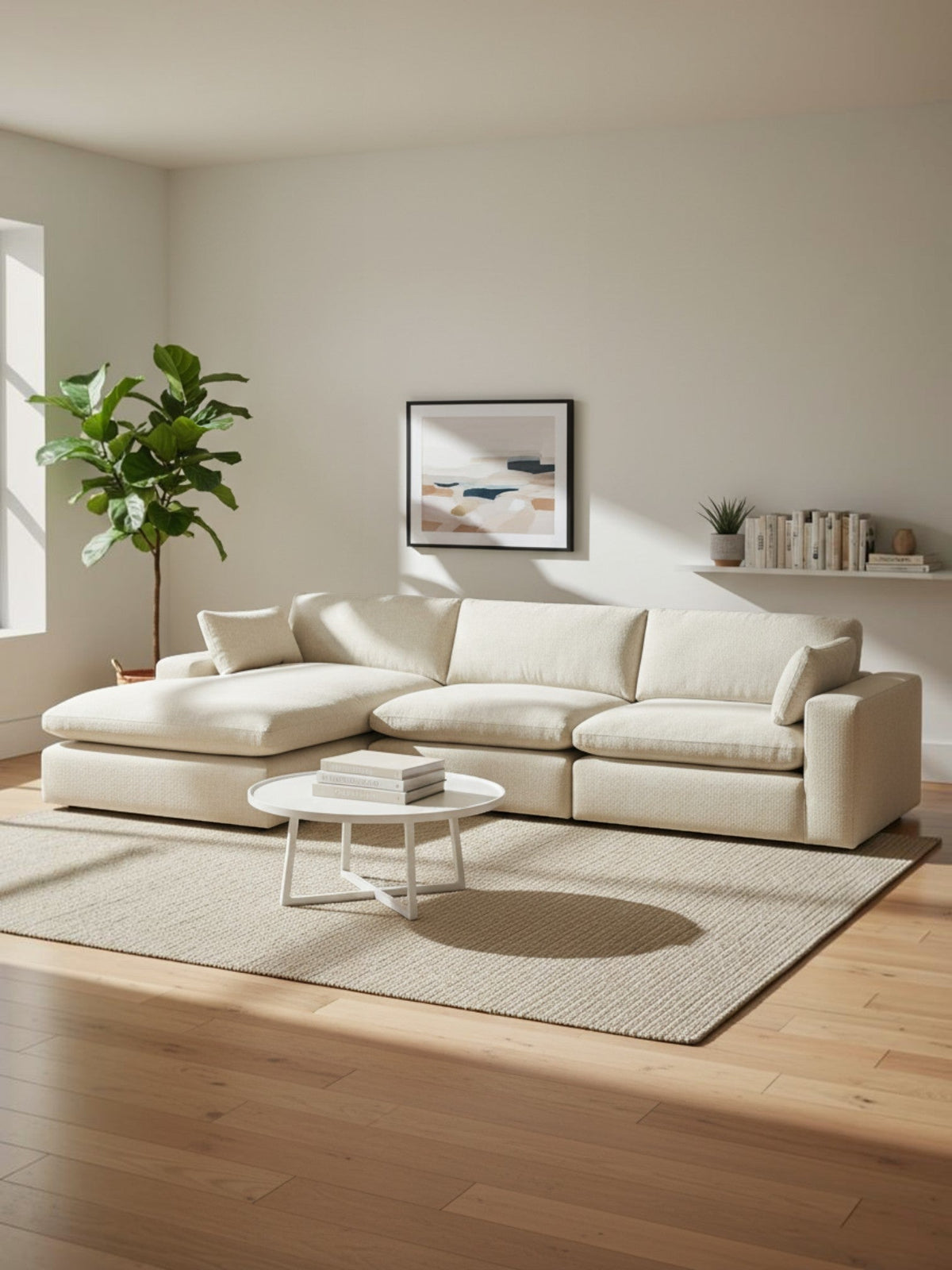 Sofa modulaire Elyza de TOCO Meubles en tissu beige clair, design confortable et spacieux dans un salon moderne.