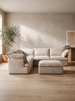 Sofa modulaire TOCO Meubles Luna beige à 5 morceaux avec ottoman dans un salon lumineux au style minimaliste