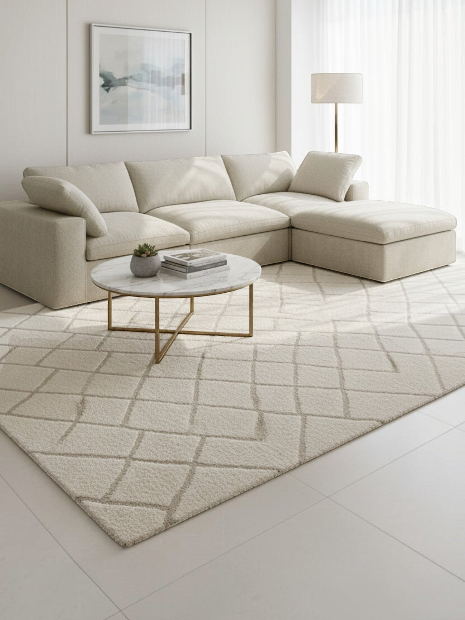 Sofa modulaire beige TOCO Meubles au design moderne avec méridienne dans un salon lumineux et épuré