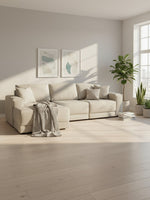 Sofa modulaire Soris de TOCO Meubles en tissu beige avec méridienne, jeté texturé et coussins dans un salon lumineux