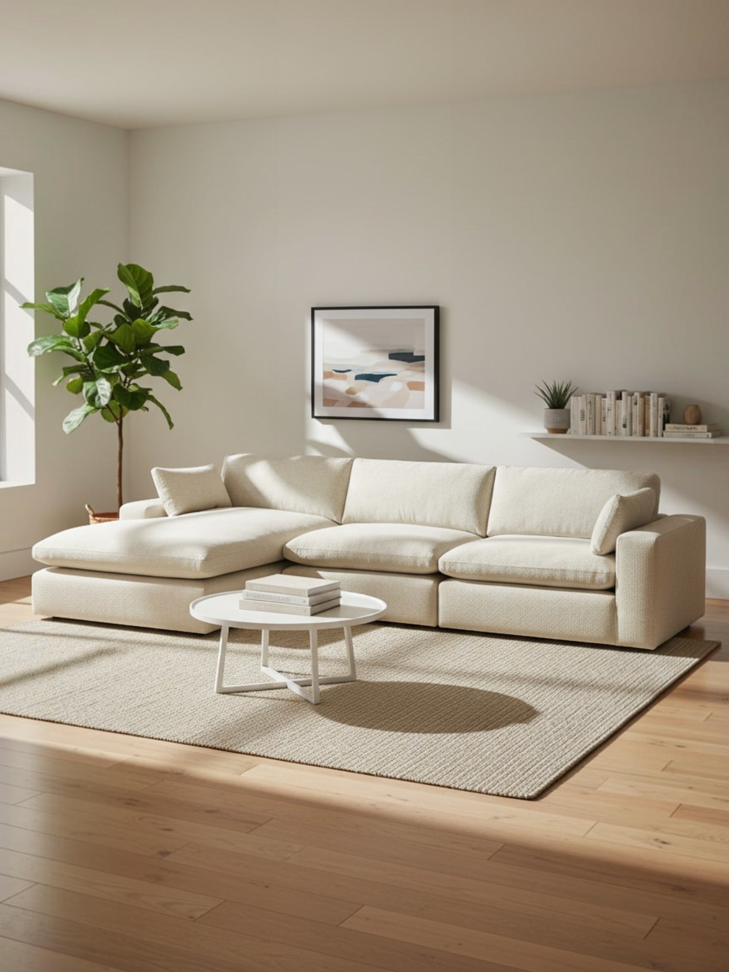 Sofa modulaire Elyza de TOCO Meubles en tissu beige clair, design confortable et spacieux dans un salon moderne.