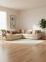 Sofa modulaire beige TOCO Meubles avec coussins décoratifs dans un salon lumineux au style contemporain