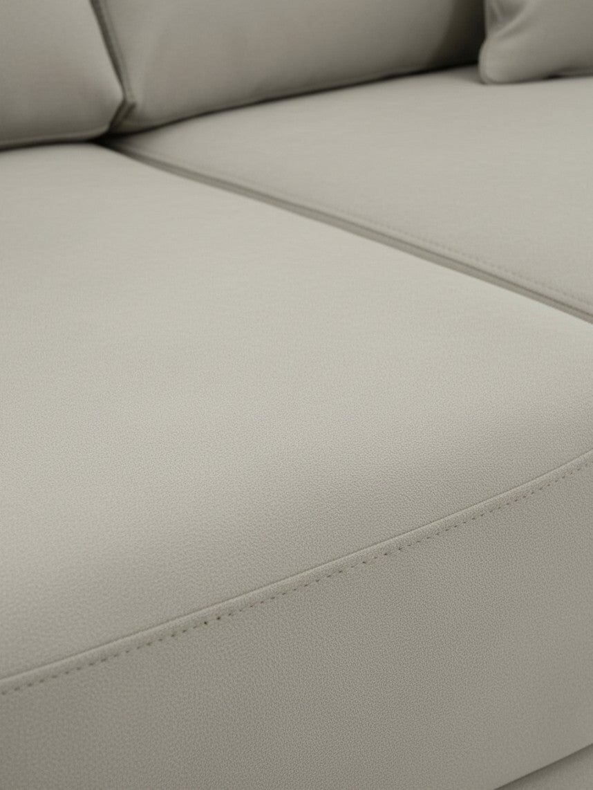 Gros plan sur le revêtement en cuir beige du canapé modulaire Soris de TOCO Meubles avec coutures détaillées