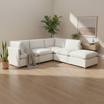 Sofa modulaire d'angle TOCO Meubles en chenille beige avec pouf, design profond et confortable dans un salon moderne