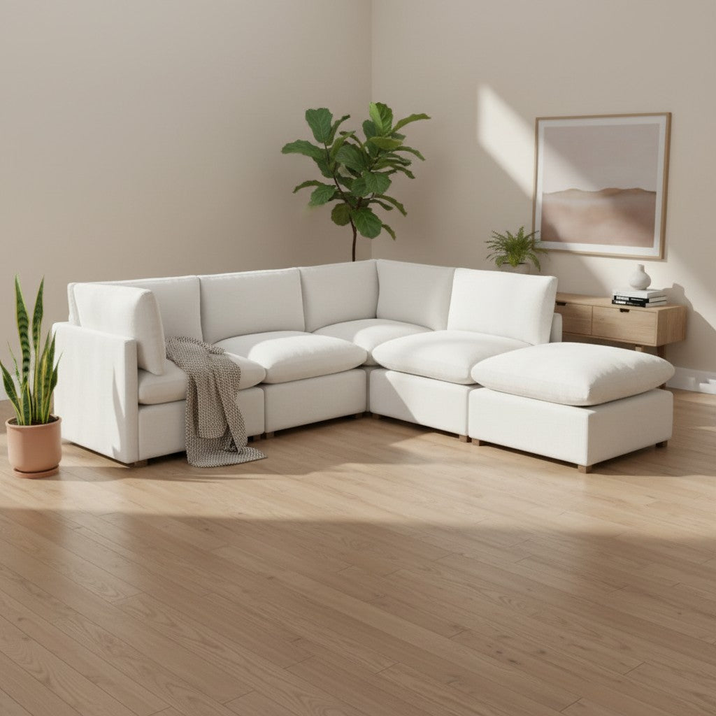 Sofa modulaire d'angle TOCO Meubles en chenille beige avec pouf, design profond et confortable dans un salon moderne