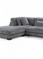 Sofa modulaire Traverse de TOCO Meubles en velours côtelé gris avec méridienne et coussins assortis