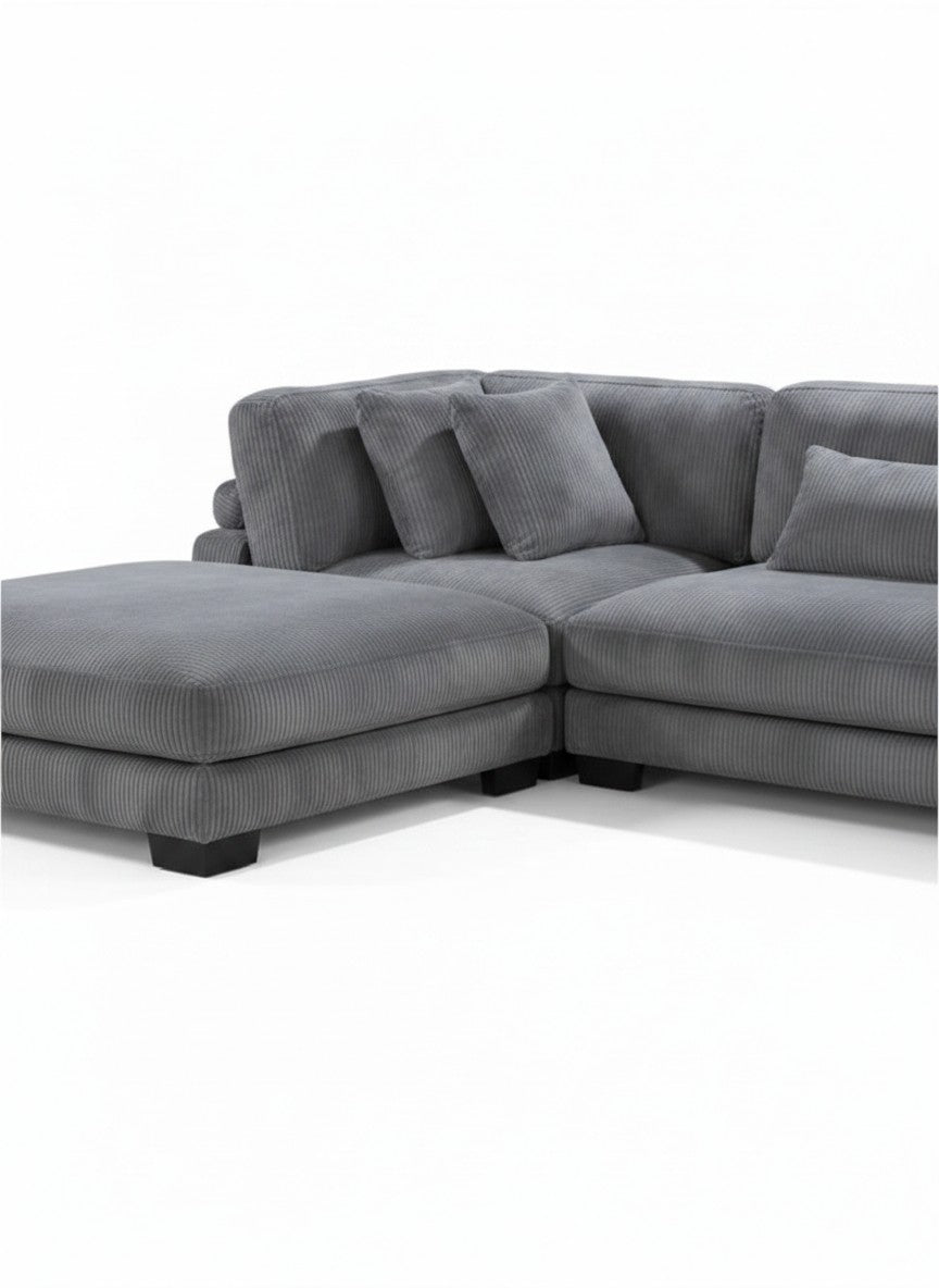 Sofa modulaire Traverse de TOCO Meubles en velours côtelé gris avec méridienne et coussins assortis