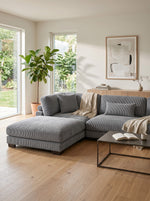 Sofa modulaire Traverse TOCO Meubles en velours côtelé gris avec méridienne dans un salon lumineux et moderne