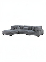Sofa modulaire Traverse gris par TOCO Meubles avec méridienne et coussins assortis sur fond blanc