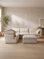 Sofa modulaire Luna de TOCO Meubles, 5 pièces en tissu beige clair avec ottoman dans un salon minimaliste lumineux.