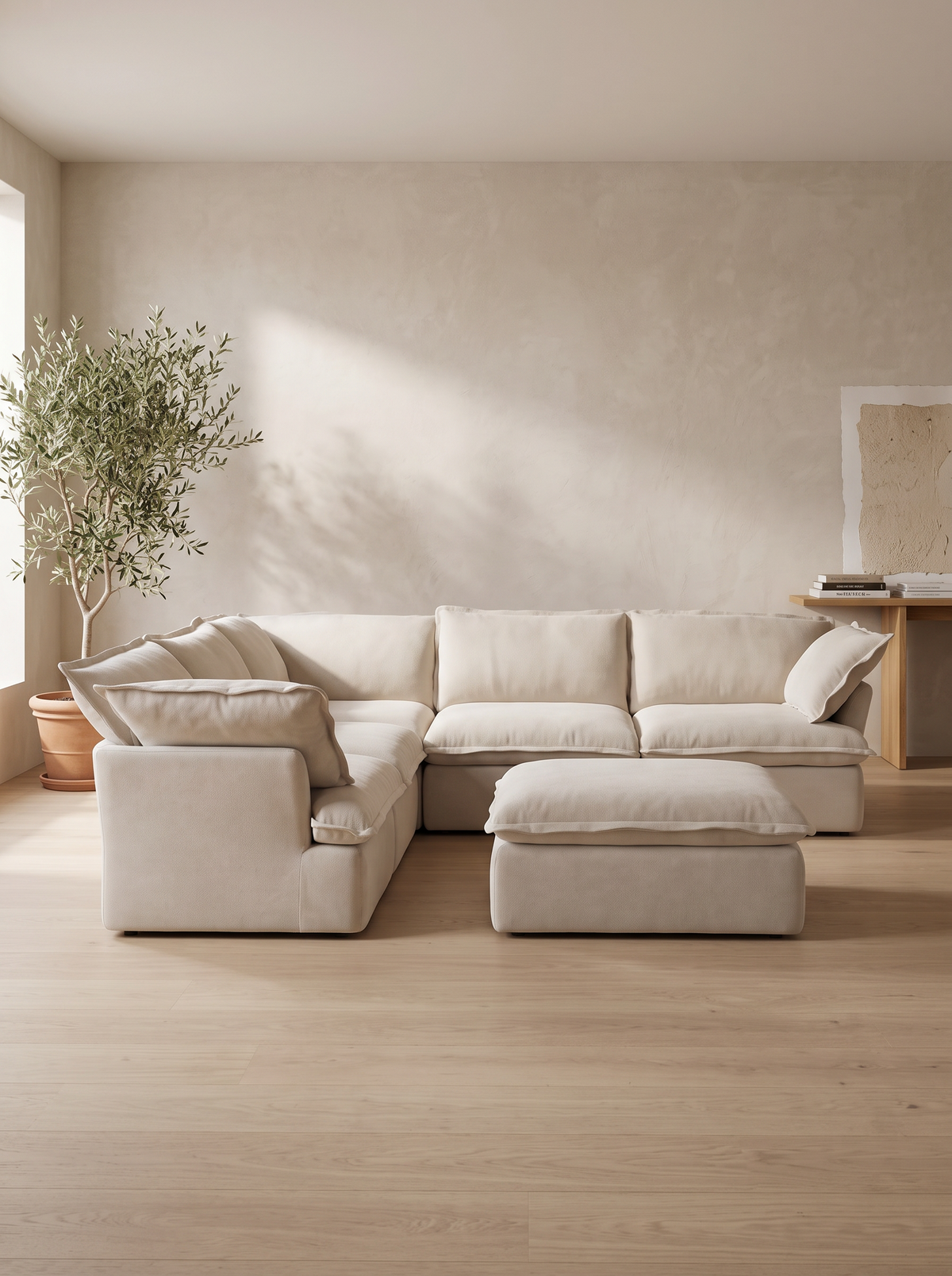 Sofa modulaire Luna de TOCO Meubles, 5 pièces en tissu beige clair avec ottoman dans un salon minimaliste lumineux.