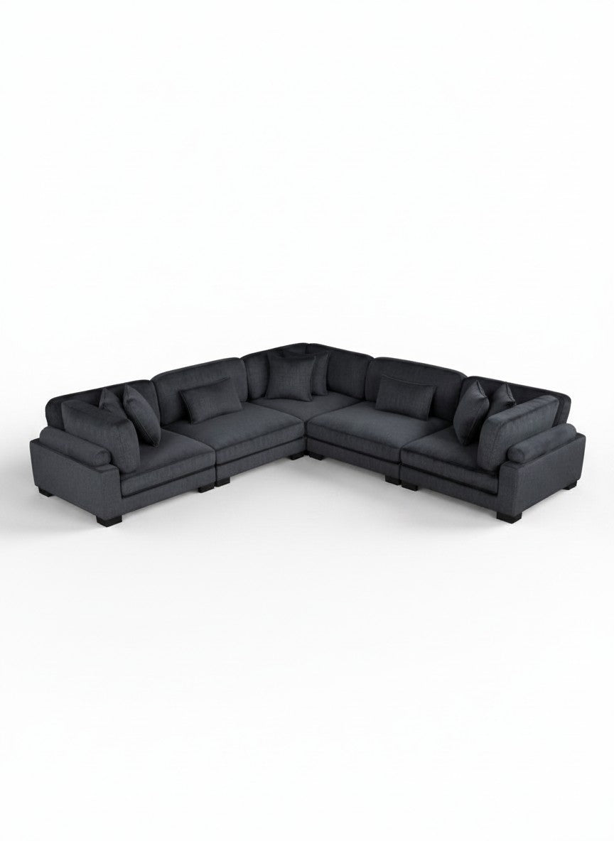 Sofa modulaire d'angle noir en velours côtelé de TOCO Meubles avec coussins décoratifs sur fond blanc