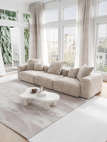 Sofa modulaire Nola de TOCO Meubles en velours côtelé beige avec trois sections dans un salon lumineux