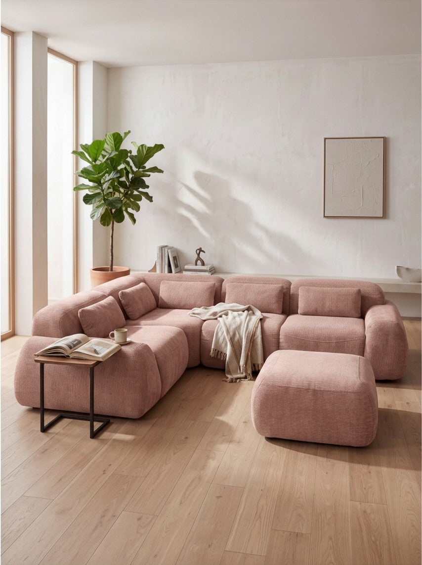 Sofa modulaire rose TOCO Meubles en tissu texturé avec pouf assorti dans un salon moderne et lumineux